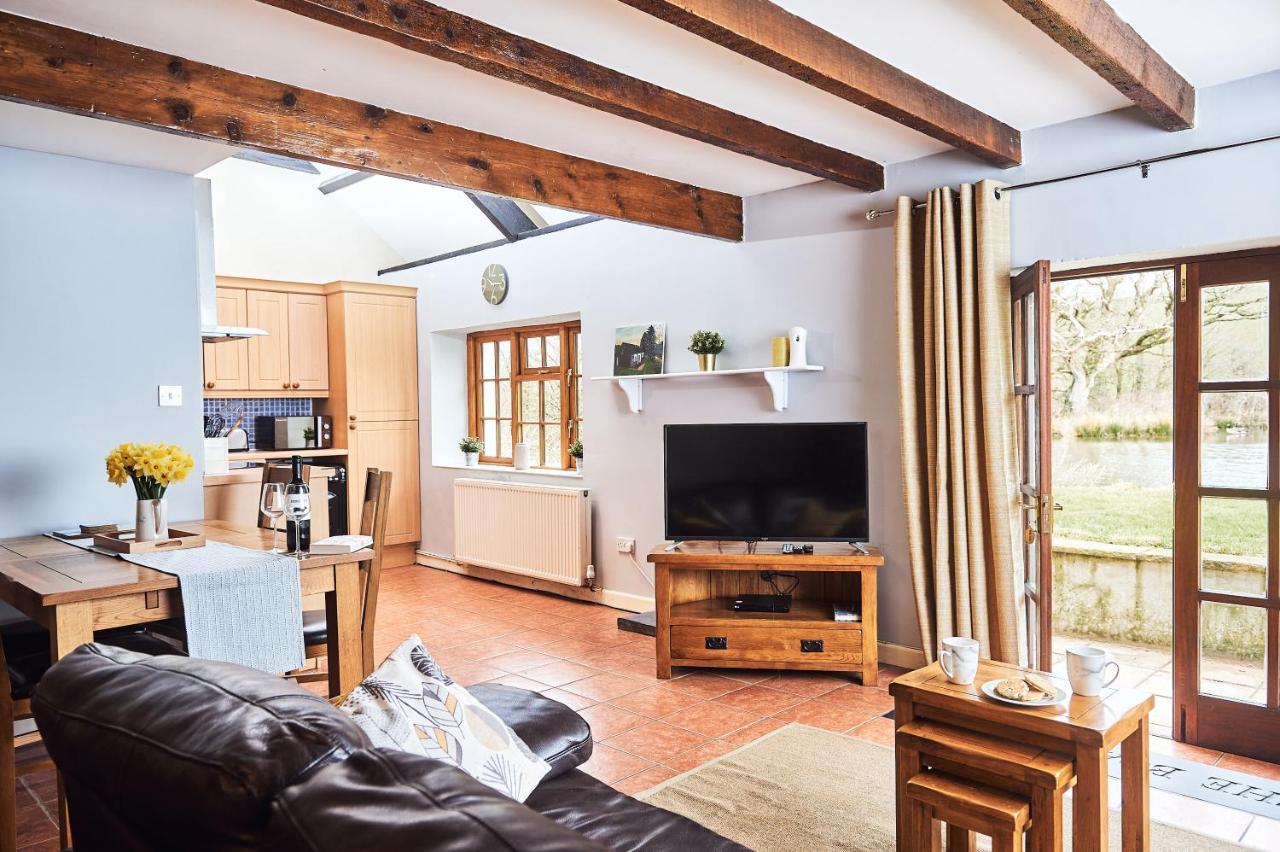 Penuwch Boathouse- Lakeside Rural Cottage Ideal For Families With Indoor Heated Pool Carmarthen Exteriör bild