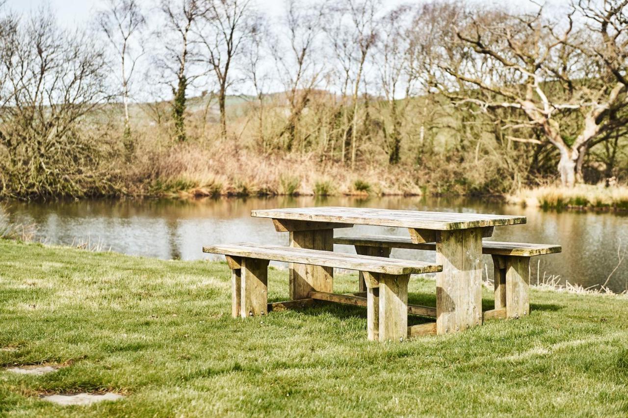 Penuwch Boathouse- Lakeside Rural Cottage Ideal For Families With Indoor Heated Pool Carmarthen Exteriör bild